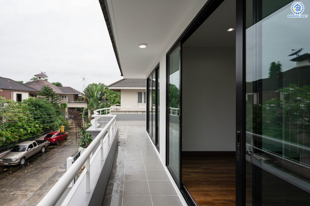 บ้านมือสองตกแต่งใหม่ ม.พิมาน ปิ่นเกล้า-กาญจนาภิเษก เนื้อที่ 64 ตร.ว. ฟังก์ชัน 3 ห้องนอน 4 ห้องน้ำ 1 ห้องแม่บ้าน จอดรถได้ 2 คัน บนทำเลเดินทางสะดวก ติดถนนกาญจนาภิเษก เชื่อมต่อหลายเส้นทาง ใกล้ทางด่วน "กาญจนาภิเษก" รถไฟฟ้า "สถานีหลักสอง" และเดอะมอลล์บางแค...